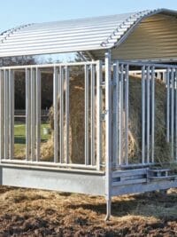 Râtelier à foin carré pour chevaux avec barrière de sécurité